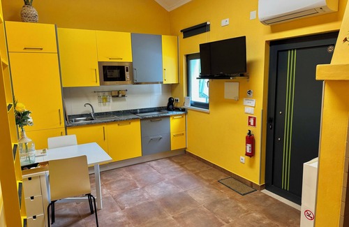 Coruche Cottage | DoAguaBoa, yellow accommodation