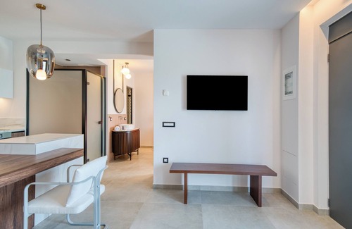 Exostis House | Doceo Refined Living Suite 2n