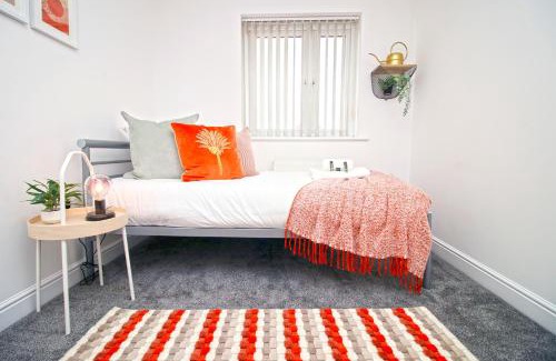 Newport Apartment | Dock House - 5 Bedroom House - Sleeps 7