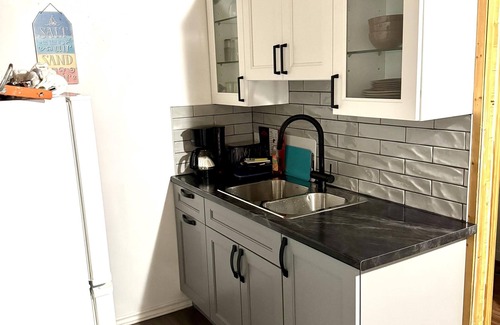 Wasaga Beach Cottage | Dock Life Beach 1 - Cottage 3, Riverside 2 bedroom, 3 min walk to Beach 1
