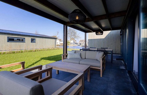 Delfstrahuizen House | Docklodge in Friesland with Private Mooring