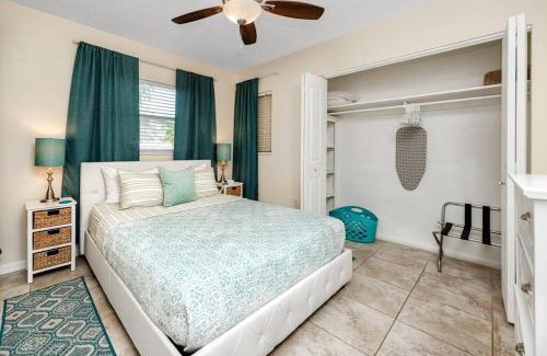 South Pinellas Community Council House | Dog-Friendly 1/1 Place. 5 Mins to the Beach!