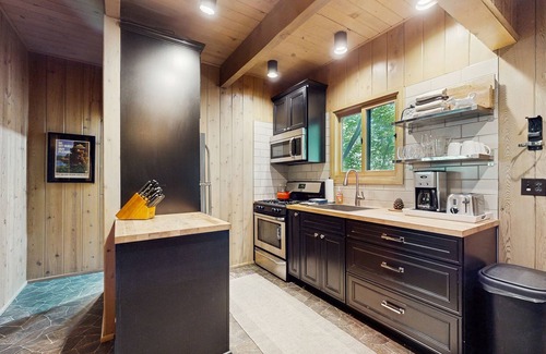 Arrowhead Villas House | Dog-friendly cabin near lake with large deck and great location