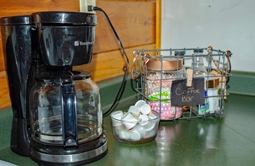 Lodi Cabin | Dog friendly cabin w/private hot tub & breakfast delivered daily!