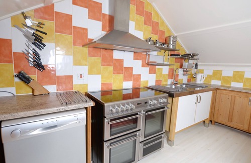 Padstow House | Dog-Friendly Coastal Retreat – Explore the 7 Bays with a Sunny Garden & Parking!