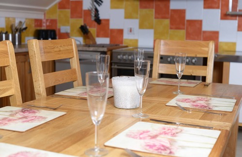 Padstow House | Dog-Friendly Coastal Retreat – Explore the 7 Bays with a Sunny Garden & Parking!