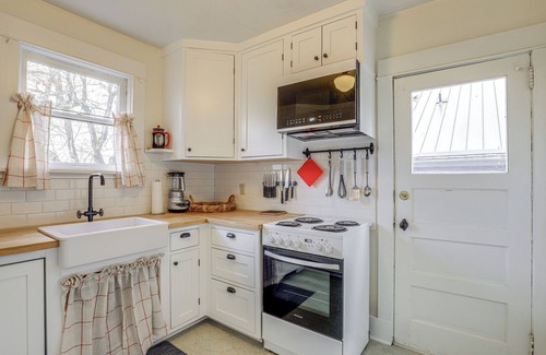 Hood River Cottage | Dog-Friendly 'Columbia Cottage' in Hood River!