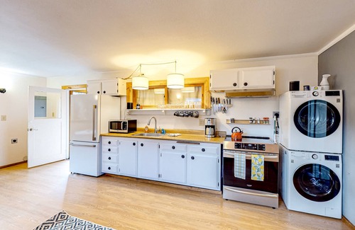 Cleone House | Dog-friendly, eco-conscious home with great yard & EV charger, near the beach