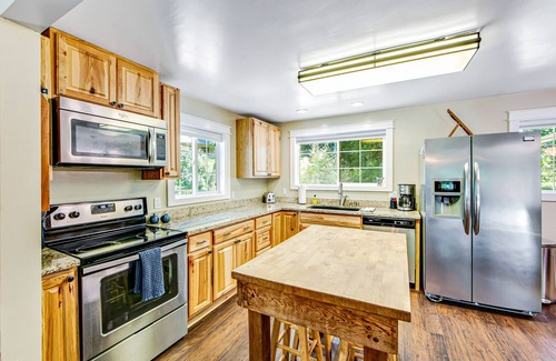 Forestville House | Dog-Friendly Home w/2 Decks, WiFi & W/D - Near Vineyards & Russian River