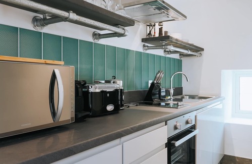 Newquay Apartment | Dog-friendly luxury super-king studio suite with full kitchen