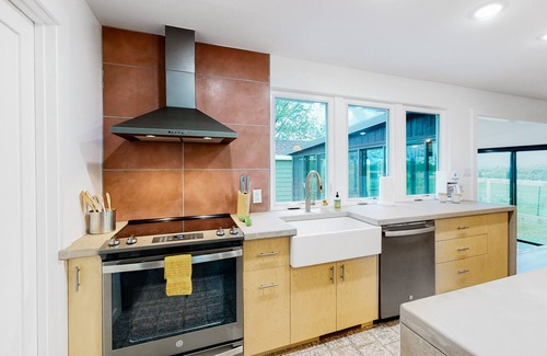 Eureka Springs House | Dog-friendly modern ranch home near Eureka Springs with firepit, patio & W/D