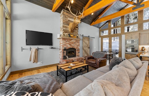 Pateros House | Dog-friendly mountain view home with wood fireplace, washer/dryer, & patio