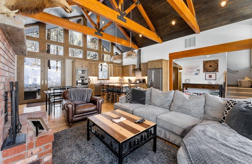 Pateros House | Dog-friendly mountain view home with wood fireplace, washer/dryer, & patio