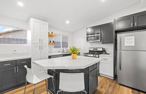Loma Alta House | Dog-Friendly Oasis: Hot Tub, AC & Game Room