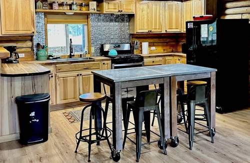 Island Park Cabin | DOG FRIENDLY! Relaxing HOT TUB Rustic Log Cabin! Fire pit & indoor fireplace!