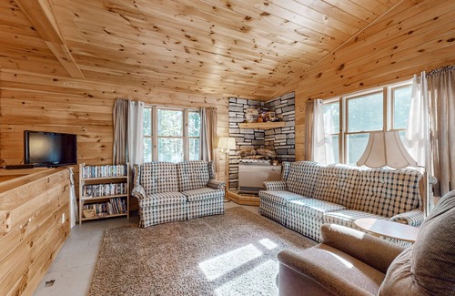 Indian Lake House | Dog-friendly, riverfront cabin with grill, kayaks and firepits