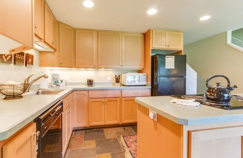 Overlook Park Condo | Dog-friendly Sunriver Condo with Great Location & View, SHARC Passes