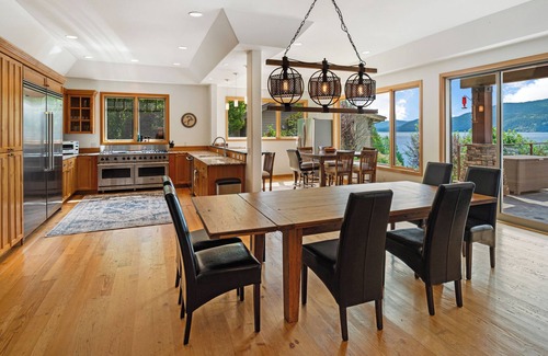 Ponder Point House | Dog Friendly Waterfront Estate | Sleeps 19!