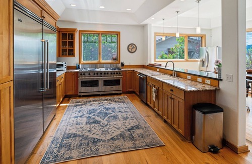 Ponder Point House | Dog Friendly Waterfront Estate | Sleeps 19!