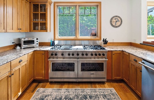 Ponder Point House | Dog Friendly Waterfront Estate | Sleeps 19!