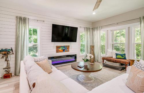 Myrtle Grove House | Dog-Friendly Wilmington Retreat about 7 Mi to Beach!