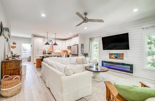 Myrtle Grove House | Dog-Friendly Wilmington Retreat about 7 Mi to Beach!