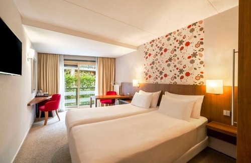 Nunspeet Hotel | Dogs Allowed Unit Near Veluwe – Heated Pool Retreat