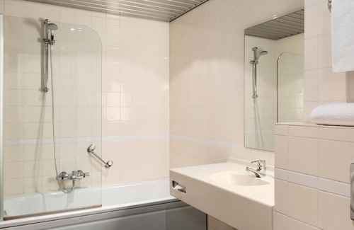 Nunspeet Hotel | Dogs Allowed Unit Near Veluwe – Heated Pool Retreat