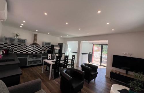 La Trinite Apartment | Domaine Baccia Donna Proche Nice, Climatisation, jacuzzi, pétanque & parking gratuit