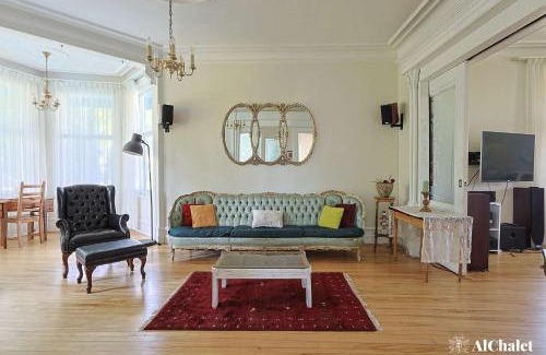 Saint Antoine de Tilly Villa | Domaine Solis Ancestral Chateau River View Pet-Friendly