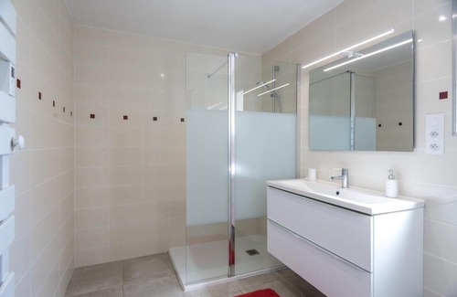 Saint-Genis Apartment | Domaine Pedra Llampada Gîte Cerise