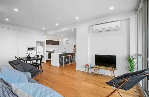 Glen Iris Apartment | Domi Rentals - Huge Malvern Rd Penthouse and View