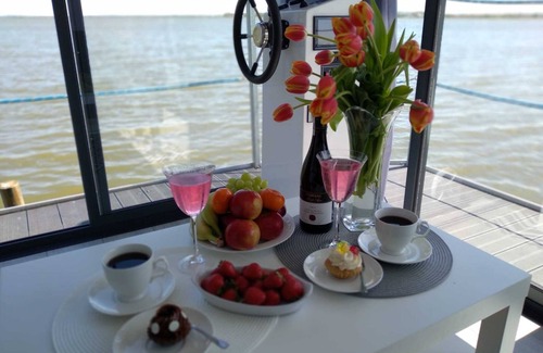 Mielno Boat Rental | Domki na wodzie ARKA 1, rower wodny, do morza oraz centrum 400m