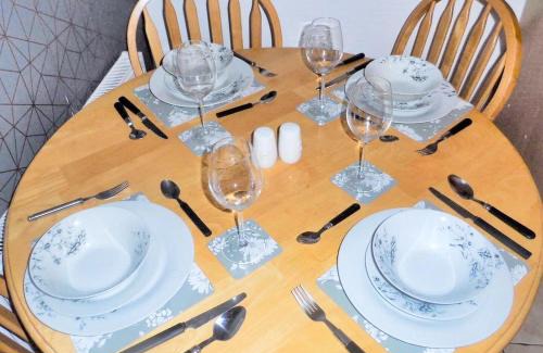 Kirk Sandall House | Doncaster - Hatfield - 2 Bed Semi - Private Garden & Parking 2 Cars - Quiet Cul De Sac Location - Dog Friendly - Fast Wifi - Close to Motorway Access