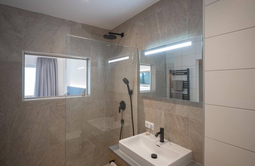 Steindorf am Ossiacher See House | Doppelzimmer mit Balkon und Seeblick - Familiengasthof Nindler