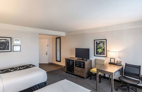 Ahwatukee Foothills Hotel | Double Bed Room, La Quinta Phoenix Chandler, Free Breakfast, 2 Family Rooms