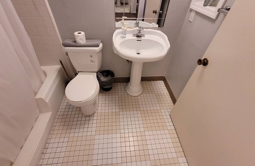 Pico - Robertson Apartment | Double Bed Unit with AC and Wifi in Beverly Hills