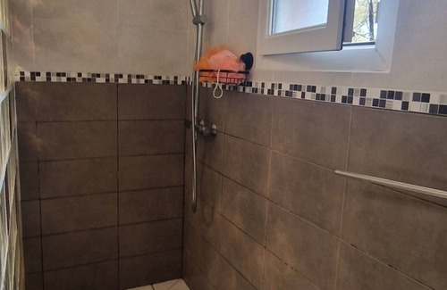 Saint-Andre-de-Cubzac Bed & Breakfast | Double room with bathroom and toilet attenante.Pt Breakfast available.
