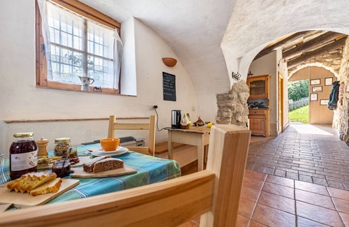 Ala Apartment | Double Room 'Camera Matrimoniale' with Mountain View, Shared Garden and Balcony