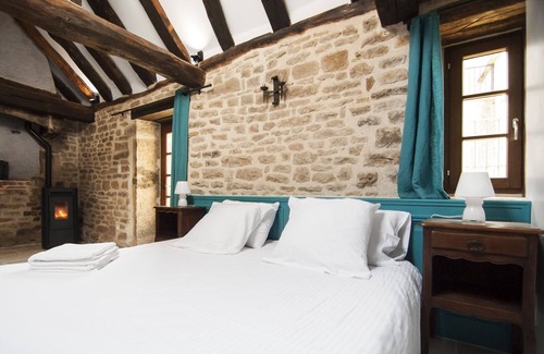 Eguilly Bed & Breakfast | Double room-Exclusive-Ensuite-Courtyard view-Maisonnette indépendante