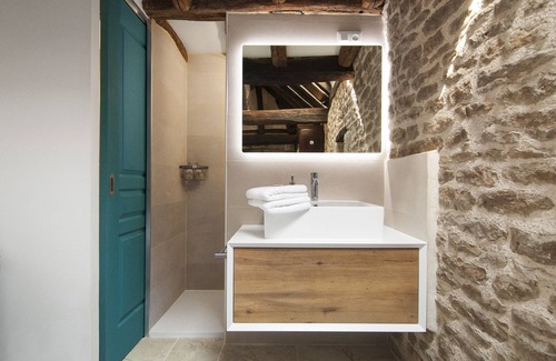 Eguilly Bed & Breakfast | Double room-Exclusive-Ensuite-Courtyard view-Maisonnette indépendante