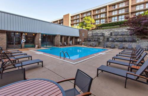 Green Tree Hotel | DoubleTree by Hilton Pittsburgh-Green Tree