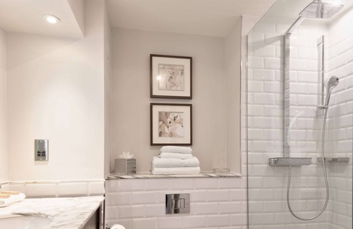 Wokingham Hotel | DoubleTree by Hilton St. Anne's Manor