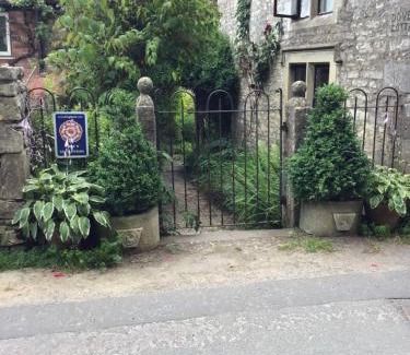 Stroud House | Dove Cottage