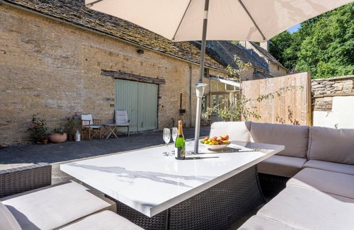 Laverton Villa | Dove Farmhouse - Five Bedroom Villa, Sleeps 9