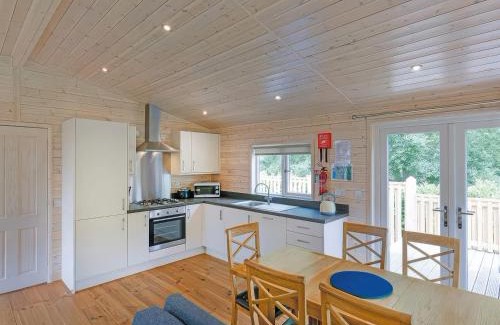 Saddleworth House | Dovestone Luxury Lodges sleeps 6 - pets welcome
