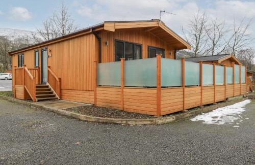 Saddleworth House | Dovestone Luxury Lodges sleeps 4 - pets welcome