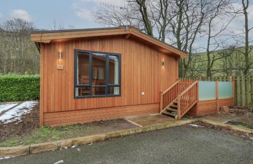 Saddleworth House | Dovestone Secluded Luxury Lodges sleeps 6 - pets welcome