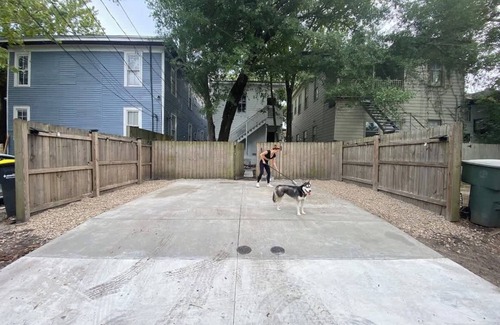 Dixon Park Apartment | Downtown at The Peach House Dogs Welcome Fully Fenced Yard and Off-street Parki