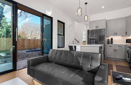 Govalle House | Downtown ATX - Unit B | Retreat | Pool
